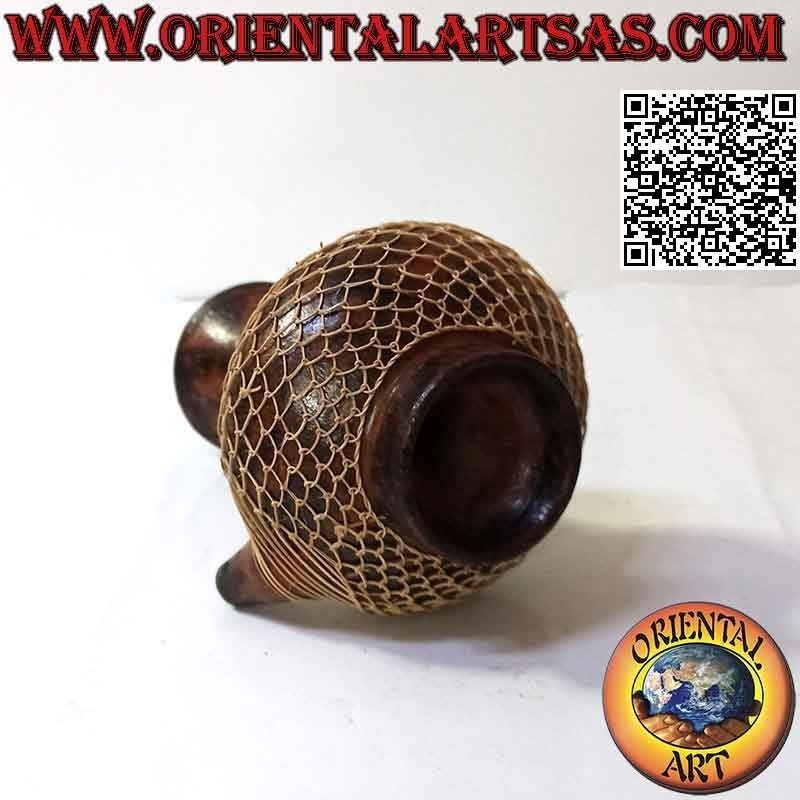 Jarra mágica tradicional de Lombok en terracota y alambre de mimbre tejido, hecha a mano