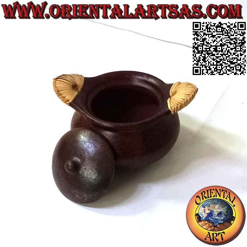 Maceta tradicional de terracota de Lombok y asas de mimbre, hecha a mano