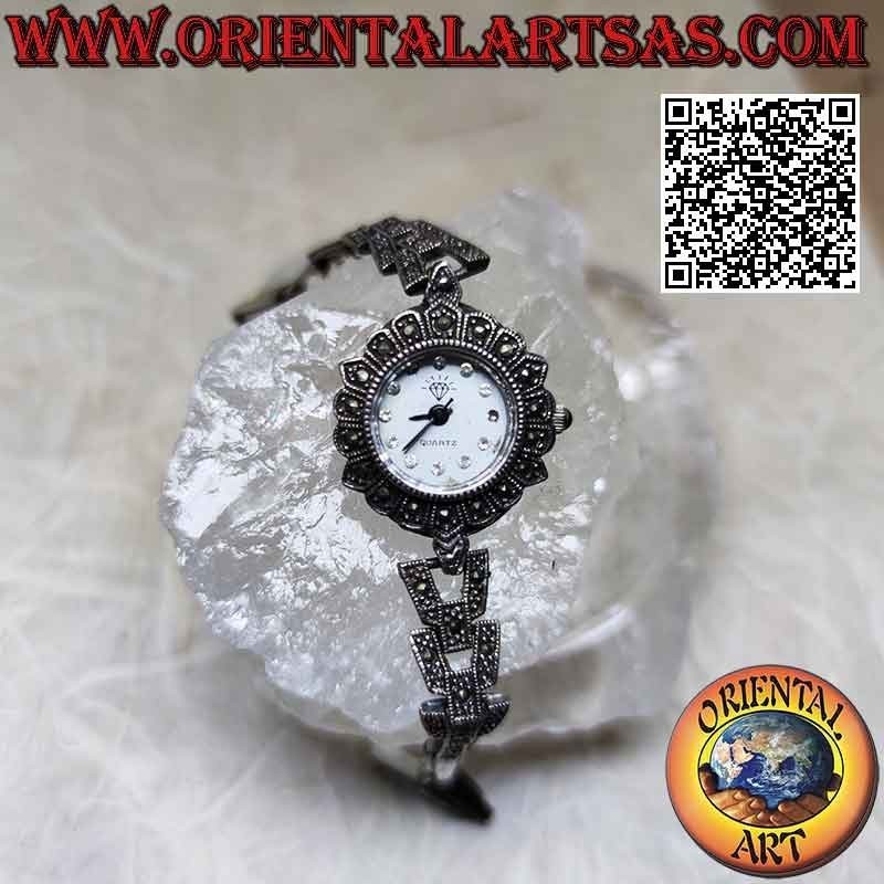 Reloj redondo de cuarzo en plata 925 ‰ con correa trapezoidal tachonada de marcasitas y circonitas en la esfera