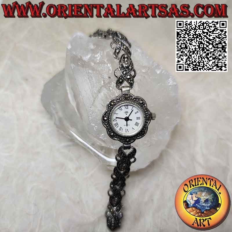 Runde Quarzuhr aus 925 ‰ Silber mit ineinandergreifendem, mit Markasit besetztem Linienarmband