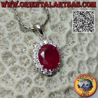 Pendentif en argent avec grand rubis synthétique ovale serti entouré de zircons ronds sertis