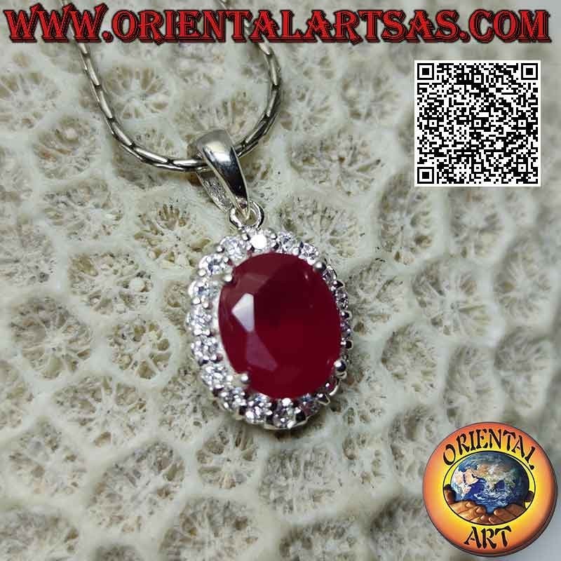 Pendentif en argent avec grand rubis synthétique ovale serti entouré de zircons ronds sertis