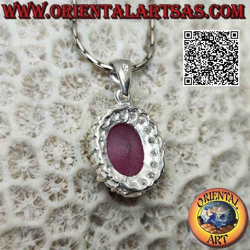Pendentif en argent avec grand rubis synthétique ovale serti entouré de zircons ronds sertis