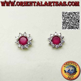 Pendientes de plata de lóbulo a flor con rubí sintético redondo engastado rodeado de circonitas blancas