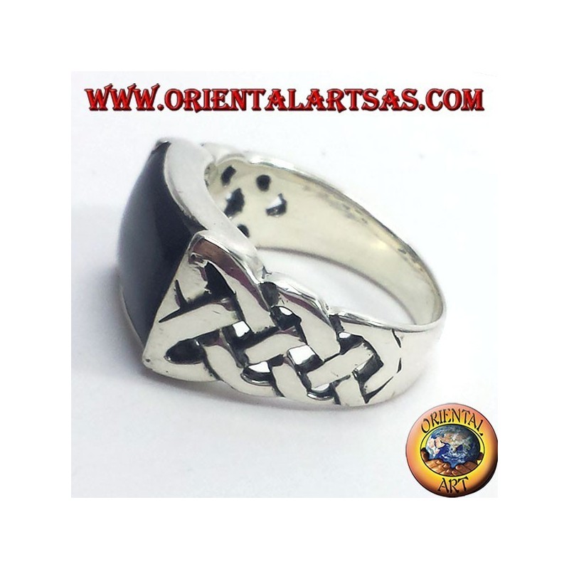 anillo de plata con ónix y nudo celta perforado