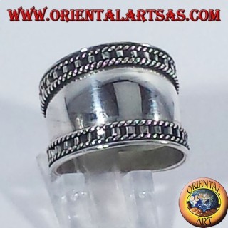 Bague en argent à large bande, Bali avec le bord de l'étape