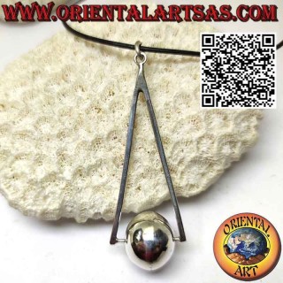 Colgante de plata, bola giratoria en la base del triángulo isósceles