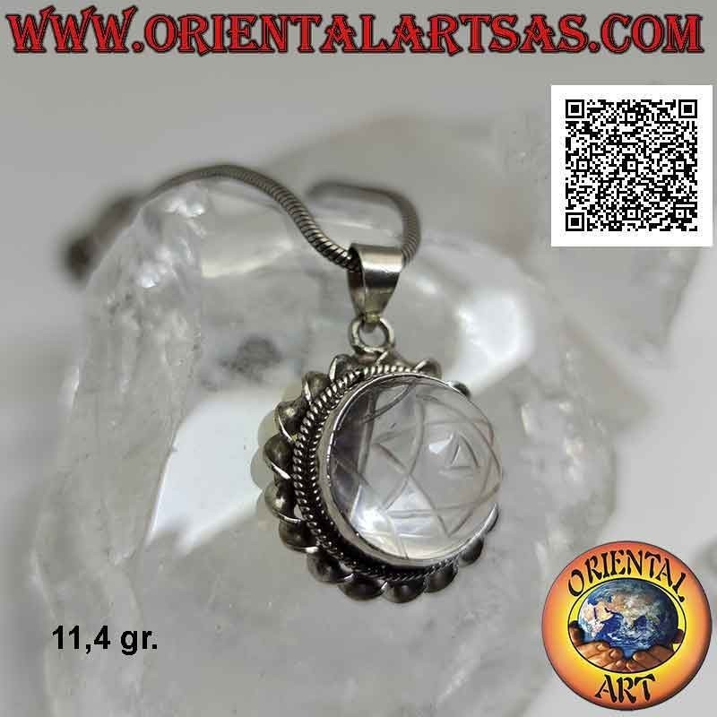Colgante de plata con Sri Yantra grabado en cristal de roca redondo rodeado de cordón helicoidal