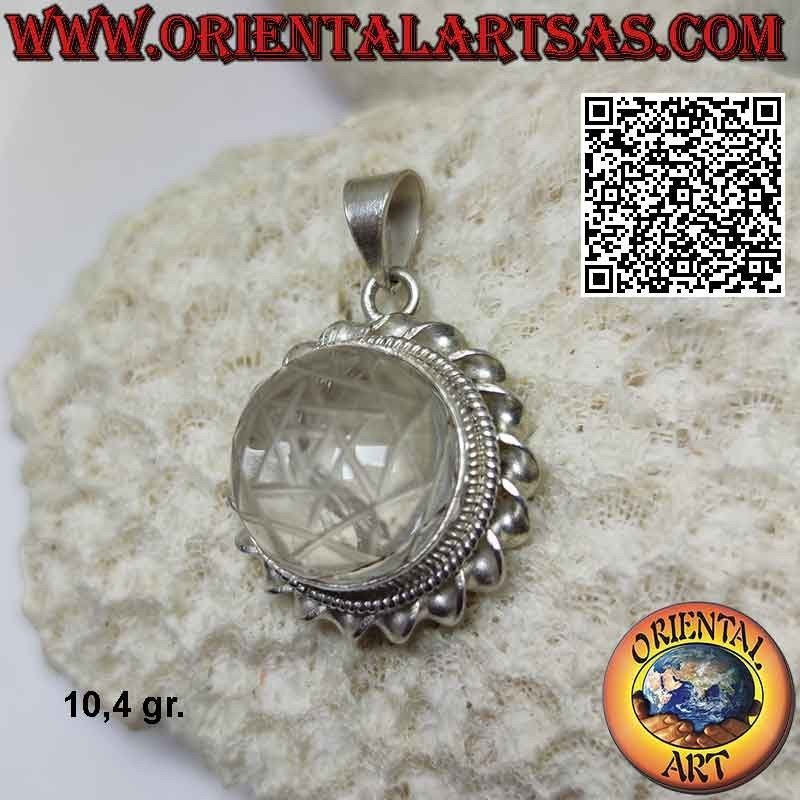 Ciondolo in argento con Sri Yantra inciso su cristallo di rocca tondo contornato da cordino elicoidale