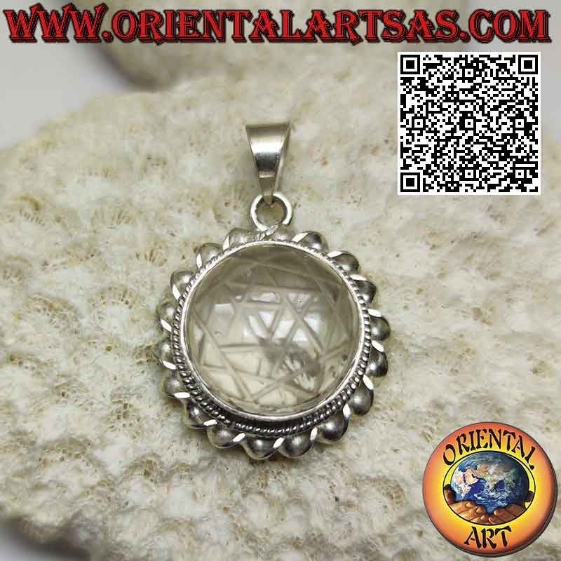 Pendentif en argent avec Sri Yantra gravé sur cristal de roche rond entouré d'un cordon hélicoïdal