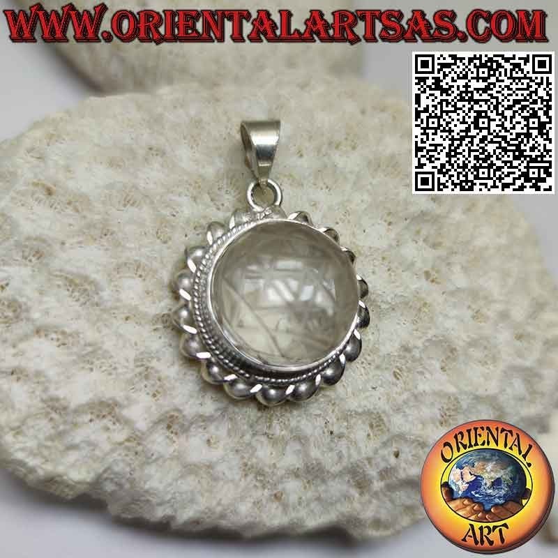 Pendentif en argent avec Sri Yantra gravé sur cristal de roche rond entouré d'un cordon hélicoïdal