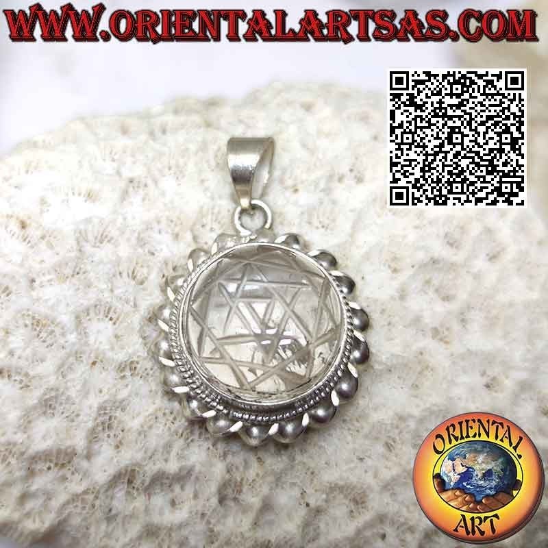 Pendentif en argent avec Sri Yantra gravé sur cristal de roche rond entouré d'un cordon hélicoïdal
