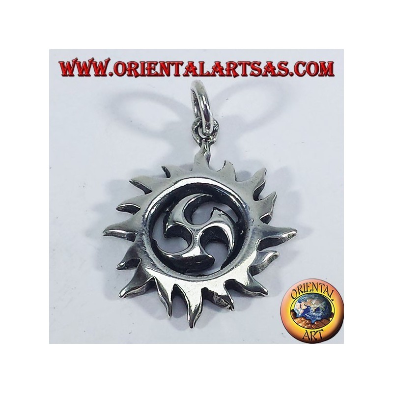 Ciondolo circolare in argento 925 con il simbolo del Tomoe solare e finitura brunita.