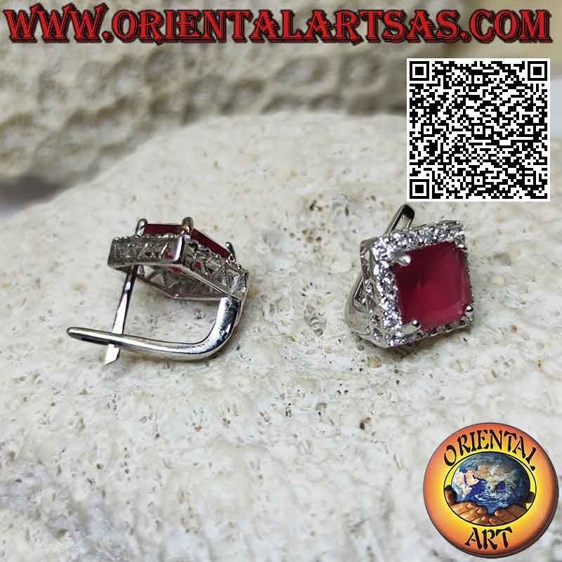 Orecchini in argento con rubino di sintesi quadrato romboidale incastonato contornato da zirconi bianchi (leva)