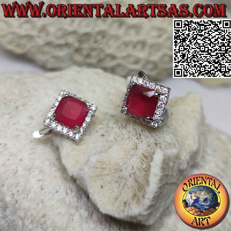 Boucles d'oreilles en argent avec rubis synthétique carré rhomboïde serti entouré de zircons blancs (levier)