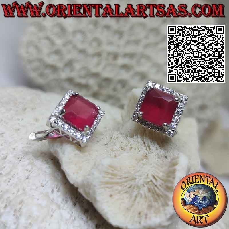 Pendientes de plata con rubí sintético cuadrado romboidal engastado rodeado de circonitas blancas (palanca)