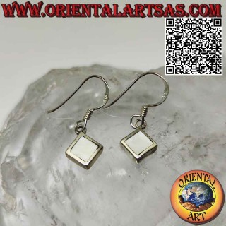 Boucles d'oreilles dormeuses en argent avec nacre rhomboïdale carrée sur monture lisse