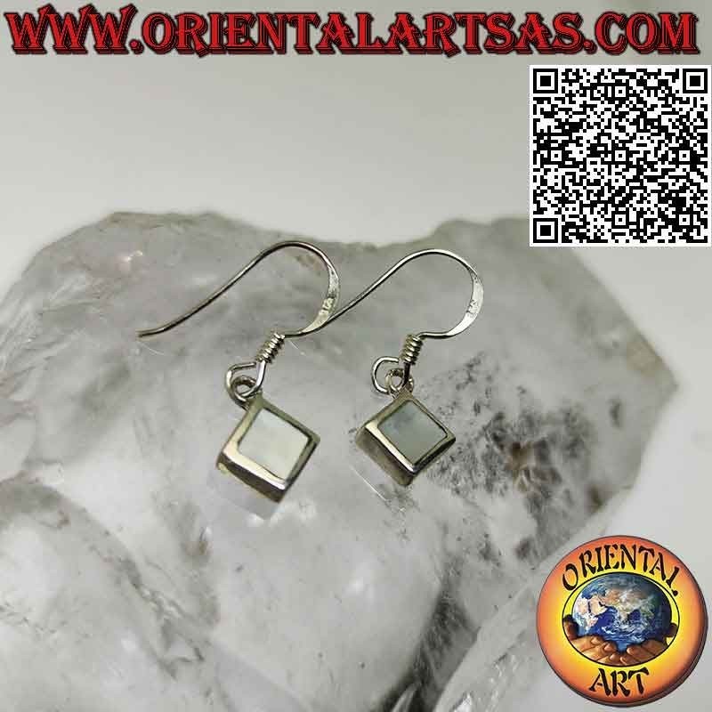 Boucles d'oreilles dormeuses en argent avec nacre rhomboïdale carrée sur monture lisse