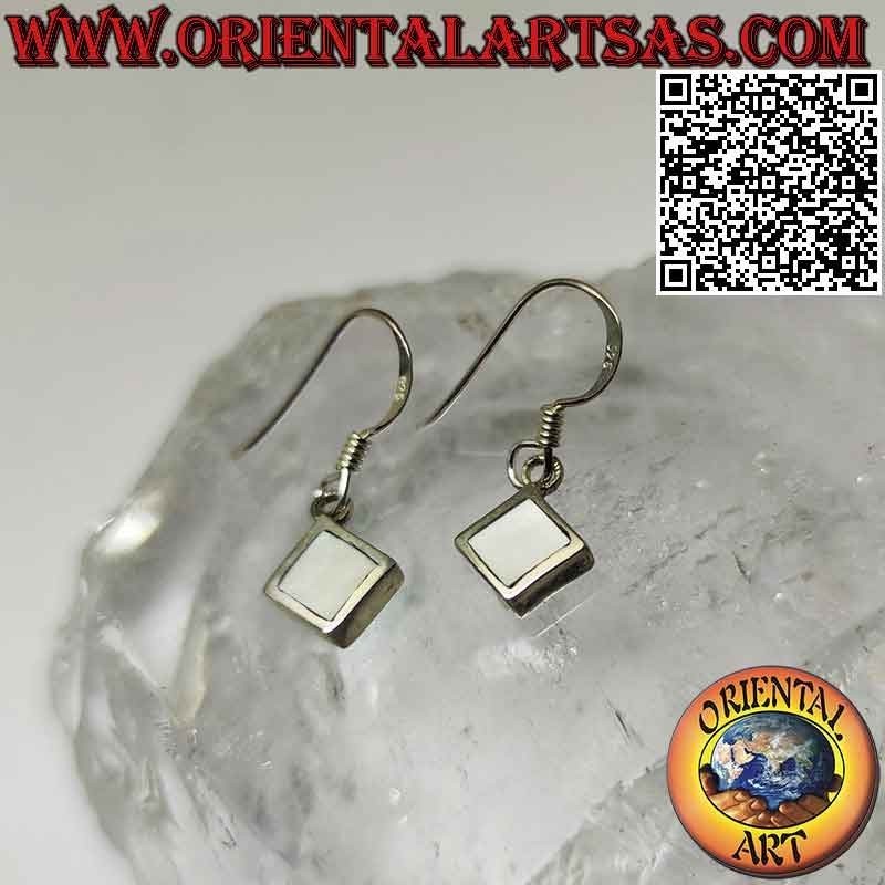 Boucles d'oreilles dormeuses en argent avec nacre rhomboïdale carrée sur monture lisse