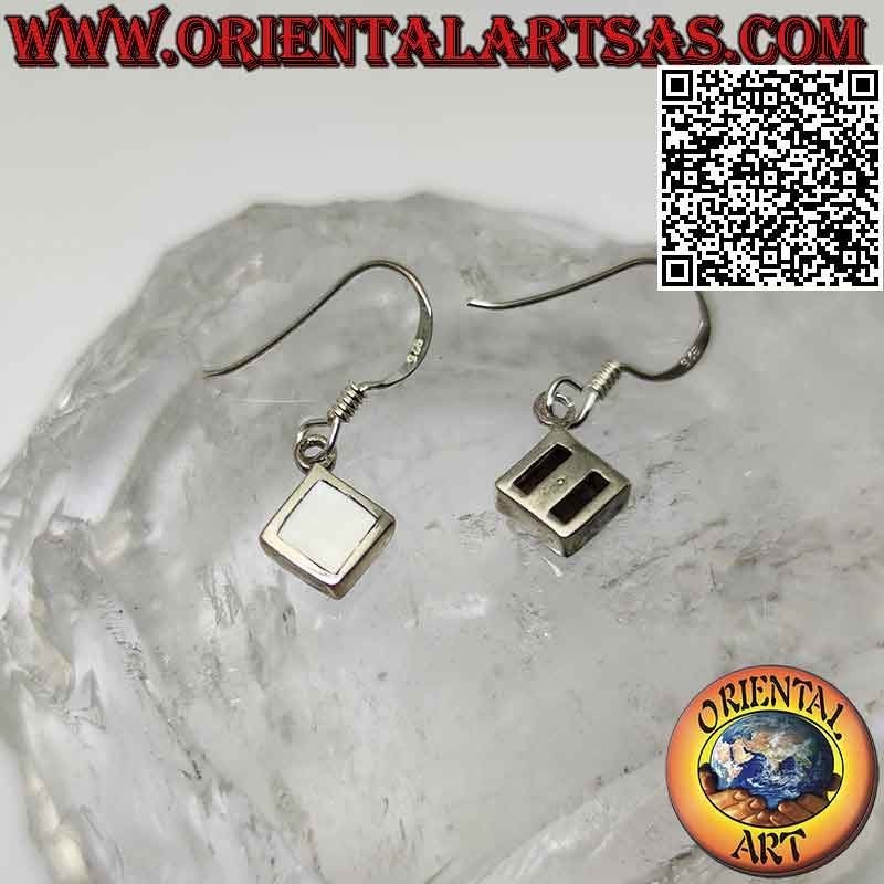 Orecchini in argento a monachella con madreperla quadrata romboidale su montatura liscia