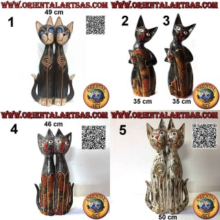 Sculpture d'un couple de chats assis réalisée et décorée à la main en bois de balsa