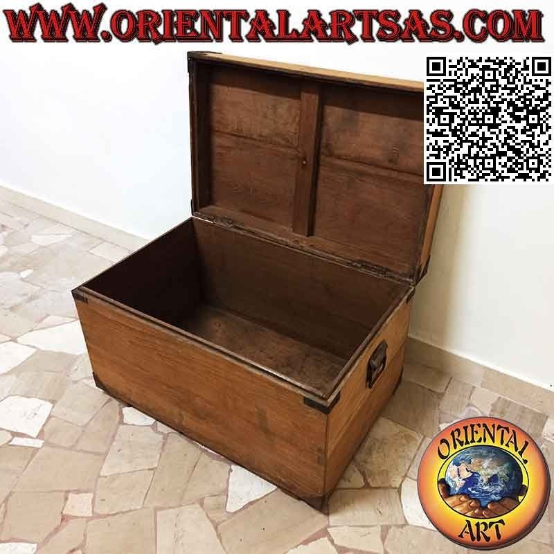 Cómoda antigua tradicional con esquinas reforzadas de latón en madera de teca de 70 cm.