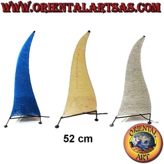 Ethno-Tischlampe, "geschwungene Pyramide" mit dreieckiger Basis mit aufgewickelten Baumwollfäden, 52 cm