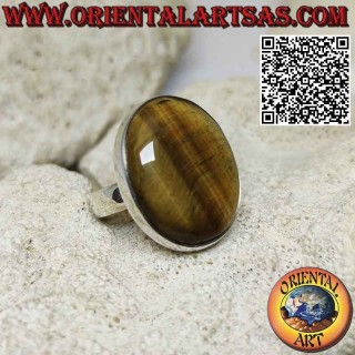 Anello in argento con grande occhio di tigre ovale a striature oblique su montatura liscia (regolabile)