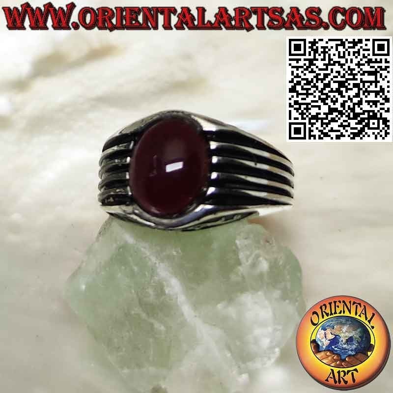 Anello in argento con granato ovale cabochon e righe parallele incise sui lati