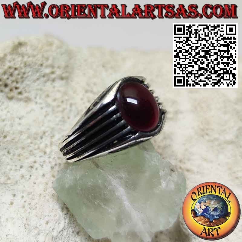 Bague en argent avec grenat cabochon ovale et lignes parallèles gravées sur les côtés