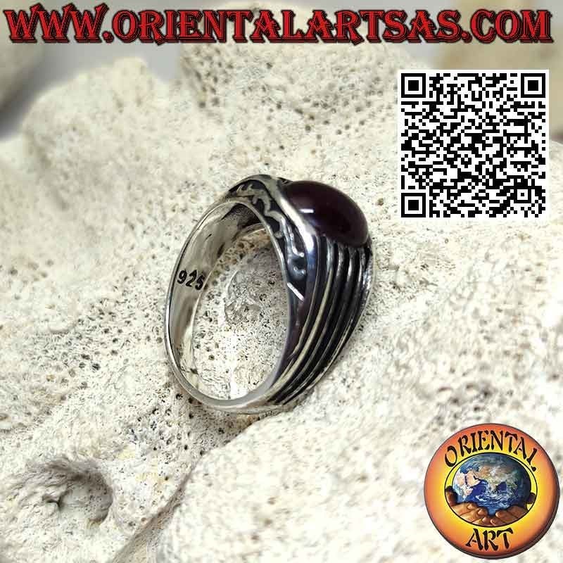 Bague en argent avec grenat cabochon ovale et lignes parallèles gravées sur les côtés