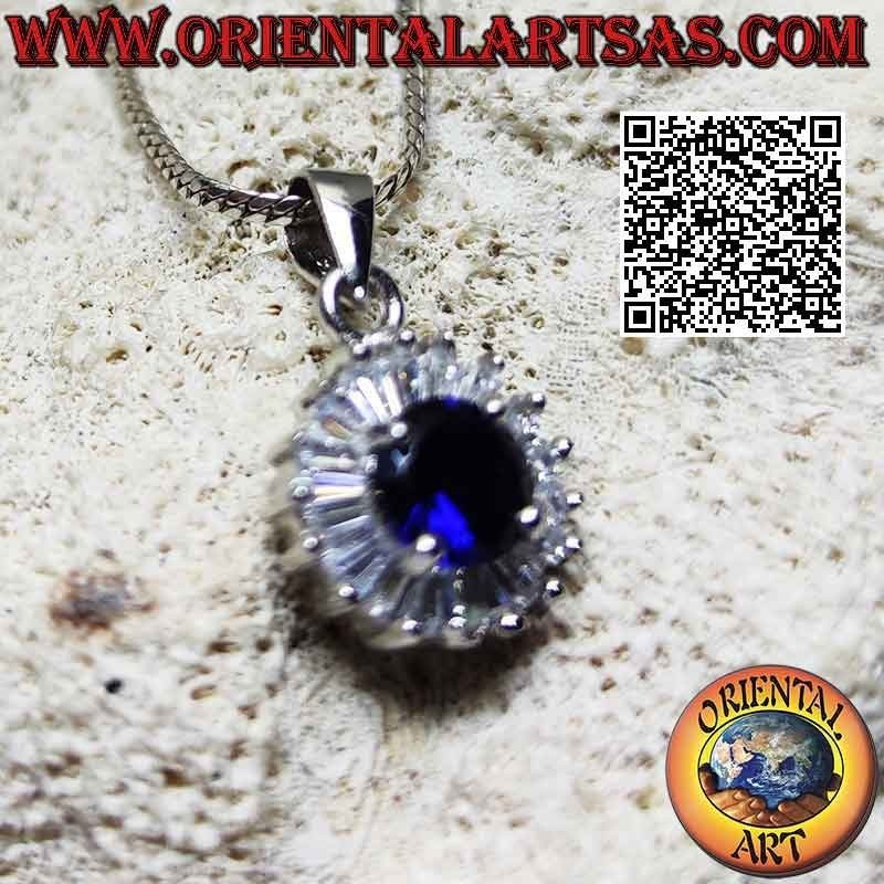 Pendentif en argent avec saphir synthétique rond serti entouré de zircons blancs taille baguette