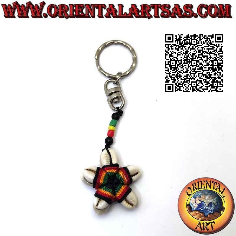 Llavero de metal con estrella de conchas cauri anudada en el centro y cuentas de colores