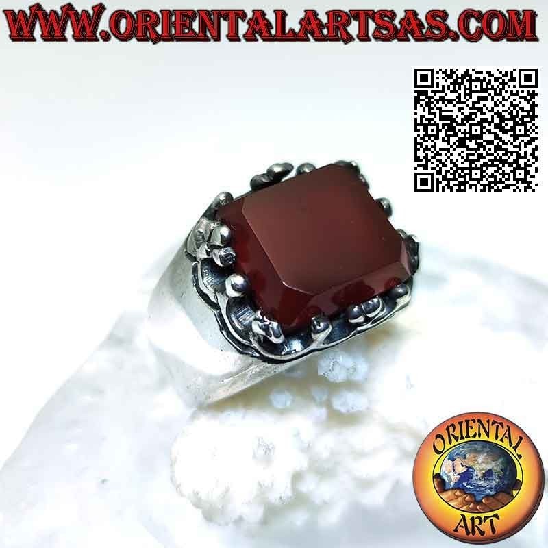 Anillo de plata con cornalina rectangular en relieve enmarcada por bolas y cruces