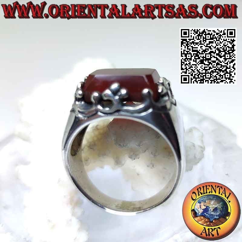 Anillo de plata con cornalina rectangular en relieve enmarcada por bolas y cruces