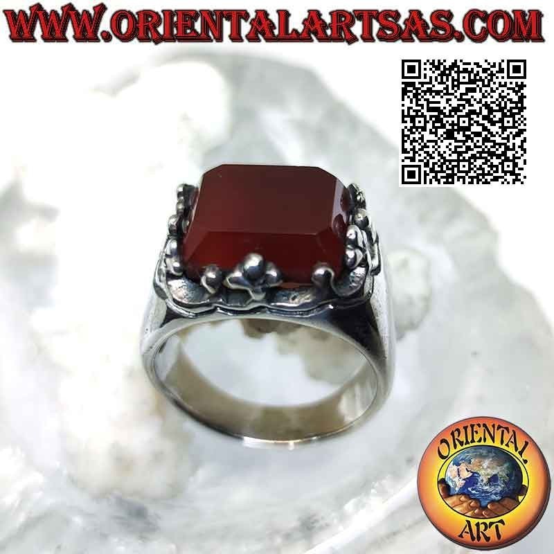 Bague en argent avec cornaline rectangulaire en relief encadrée de boules et de croix