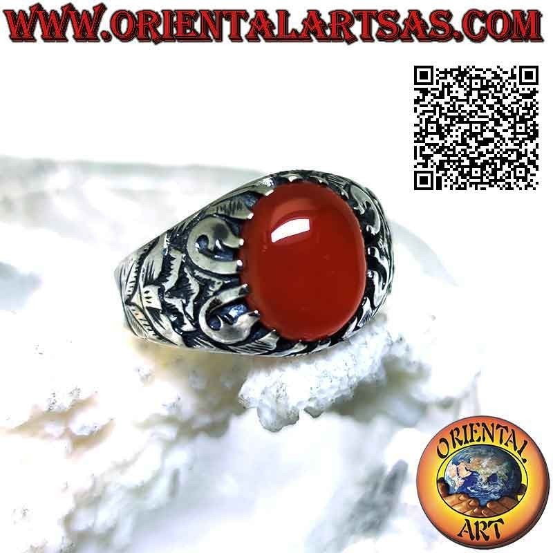 Silberring mit gefasstem ovalem Karneol-Cabochon und mystischem Reliefdekor