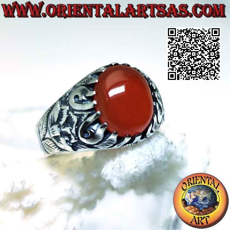 Silberring mit gefasstem ovalem Karneol-Cabochon und mystischem Reliefdekor