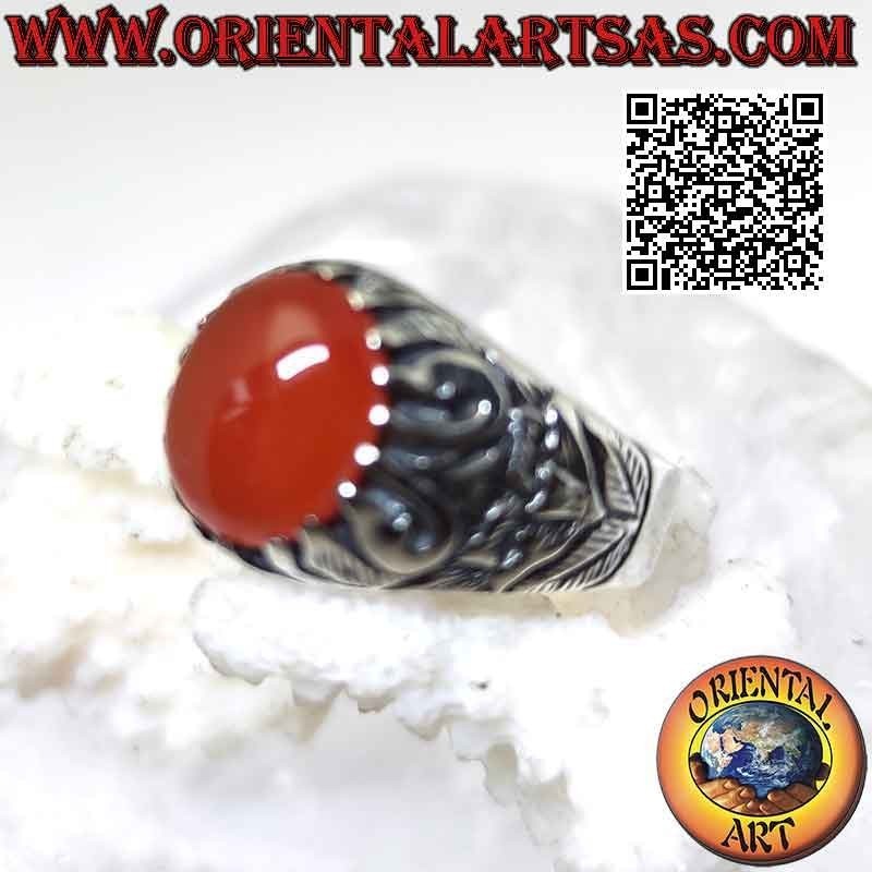 Anello in argento con corniola ovale cabochon incastonata e decoro mistico a bassorilievo