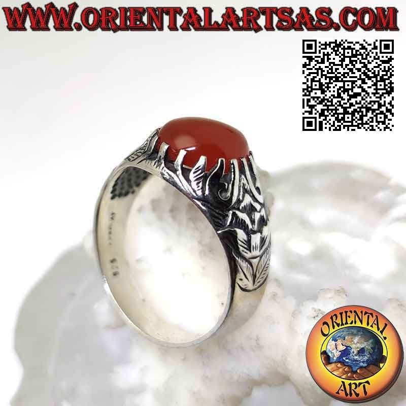 Silberring mit gefasstem ovalem Karneol-Cabochon und mystischem Reliefdekor