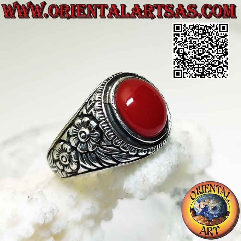 Anillo de plata con cabujón ovalado de cornalina y flor doble grabada en relieve en los laterales