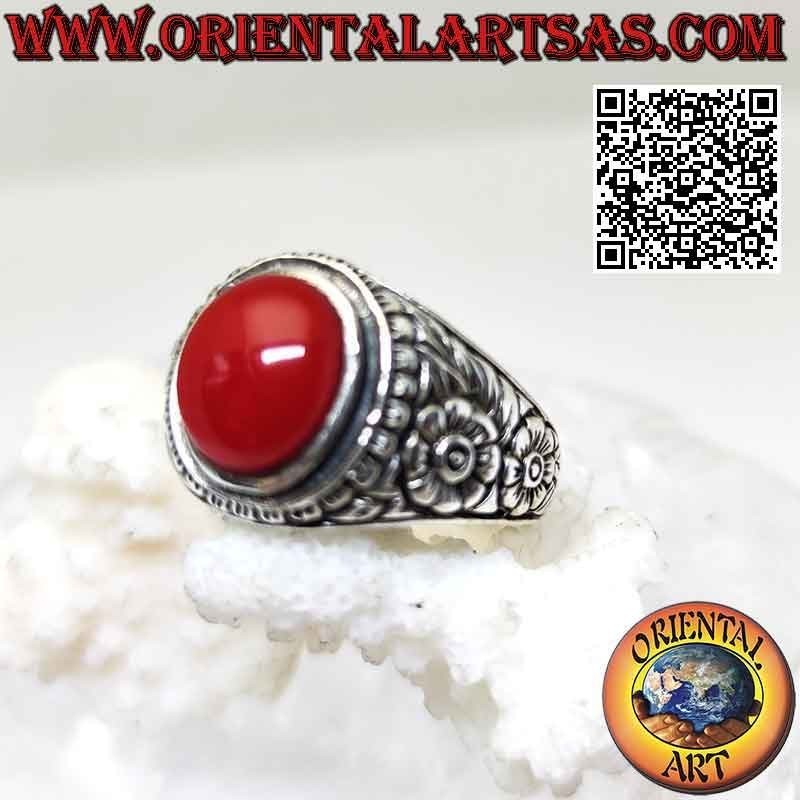 Anillo de plata con cabujón ovalado de cornalina y flor doble grabada en relieve en los laterales