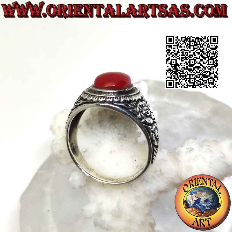 Silberring mit ovalem Karneol-Cabochon und seitlich reliefierter Doppelblume
