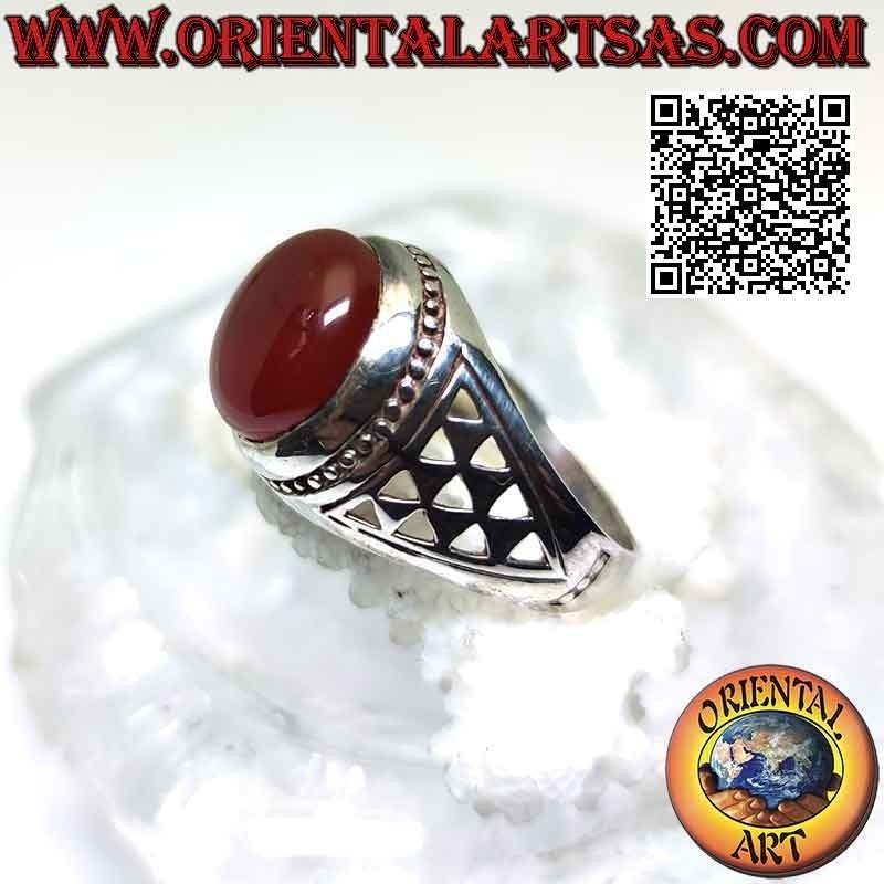 Anillo de plata con cornalina cabujón redondo y una serie de calados triangulares en los laterales