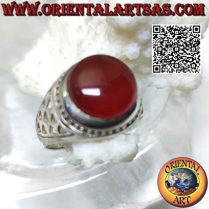 Bague en argent avec cornaline cabochon rond et une série de triangles ajourés sur les côtés