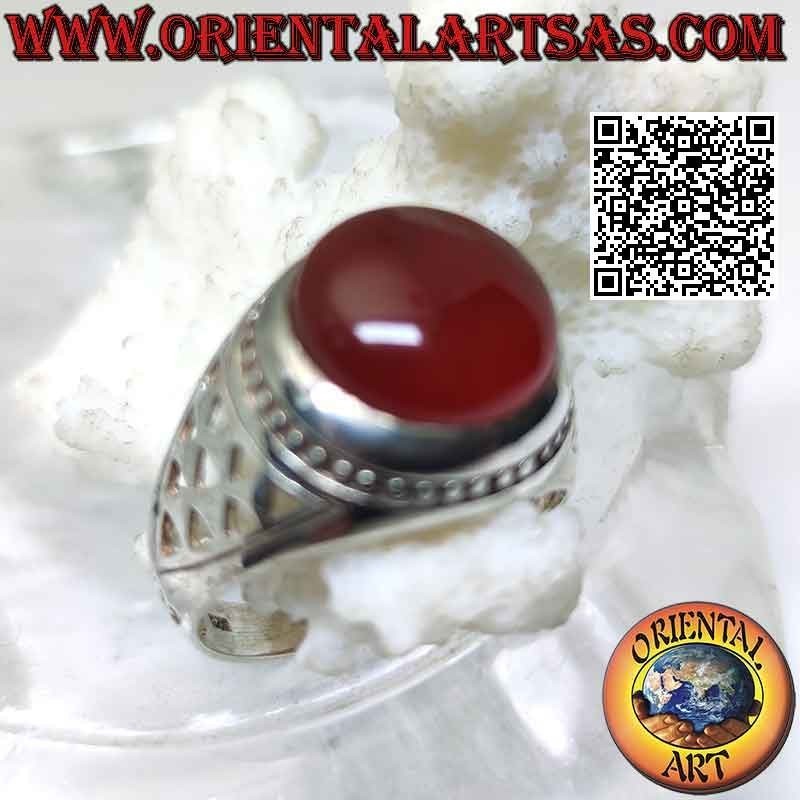 Anillo de plata con cornalina cabujón redondo y una serie de calados triangulares en los laterales