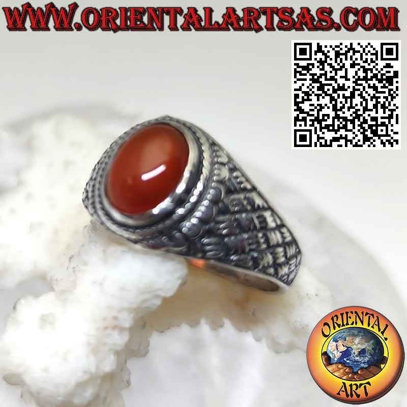Silberring mit ovalem Cabochon-Karneol-Rautenmuster, das an den Seiten eingraviert ist