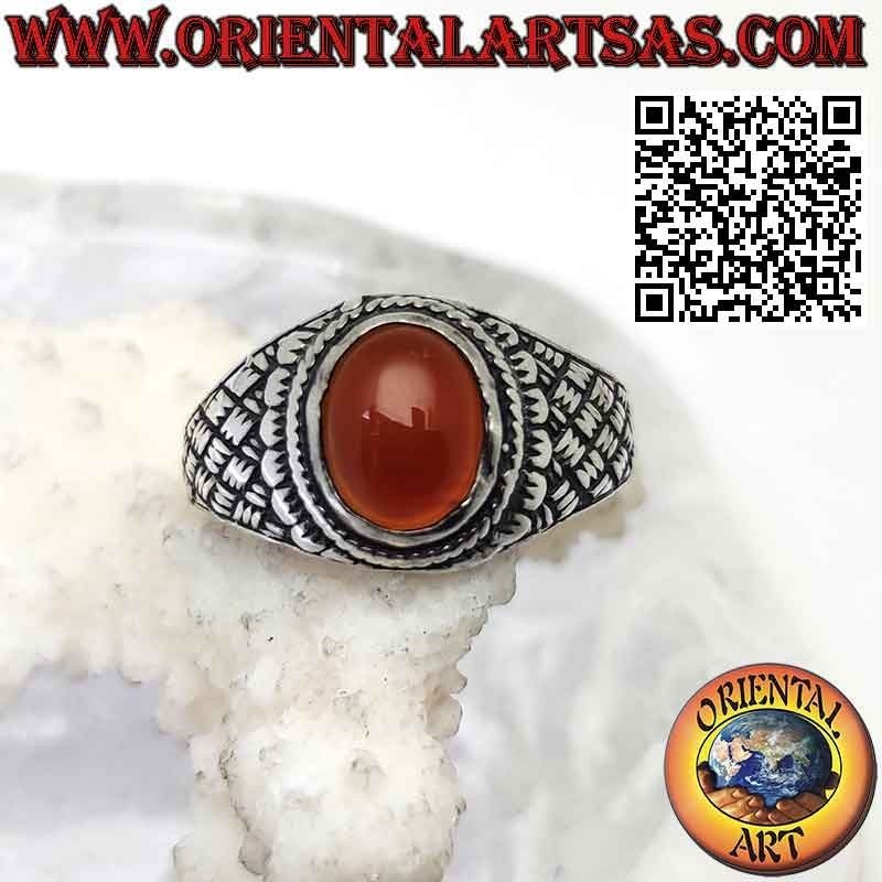 Anillo de plata con tejido romboidal de cornalina cabujón ovalado grabado en los lados