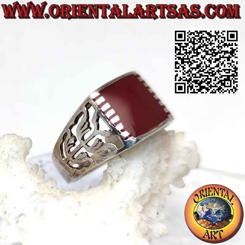 Anillo de plata con cornalina rectangular enganchada lateralmente y motivo curvo sobre fondo perforado
