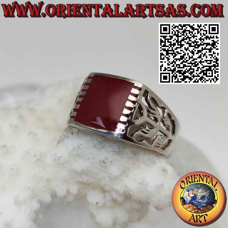 Bague en argent avec cornaline rectangulaire accrochée latéralement et motif incurvé sur fond ajouré
